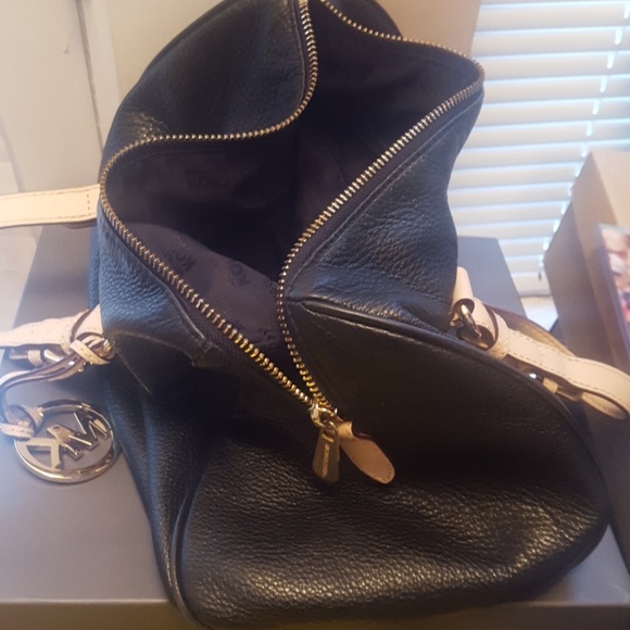 Priced to sell👜Michael Kors bag👜 - Picture 8 of 8
